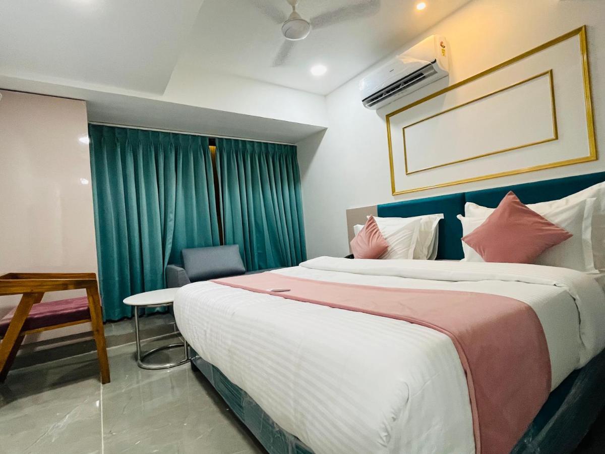 Hotel The Vital Surat Exterior foto