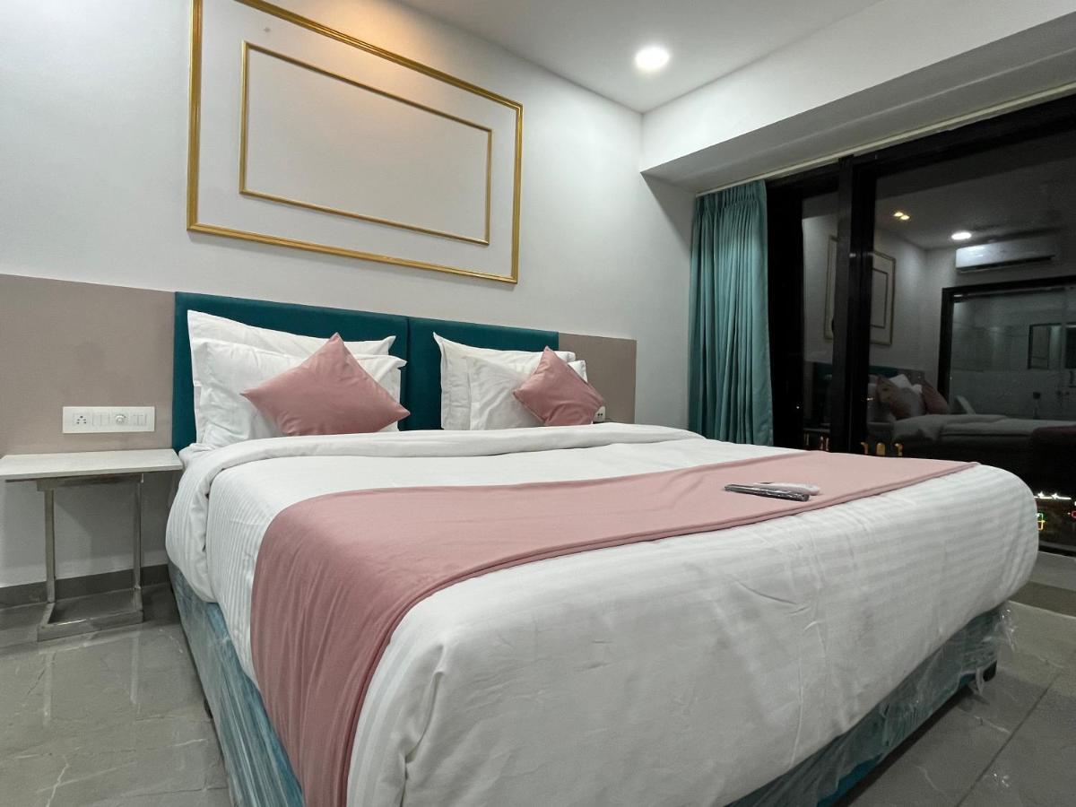 Hotel The Vital Surat Exterior foto